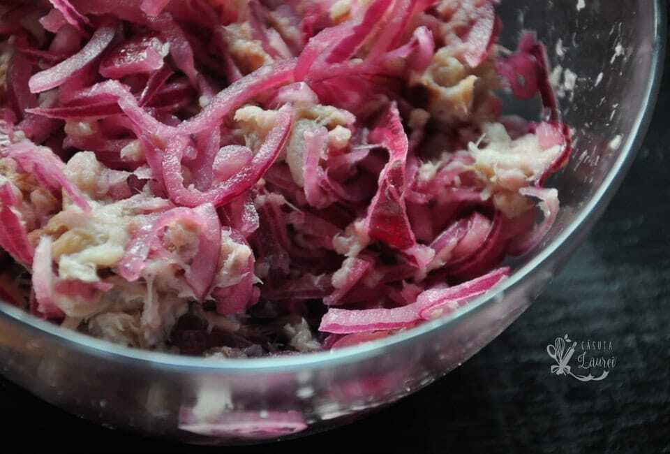 Salata de peste afumat cu ceapa, reteta aperitiv savuroasa rapida – VIDEO