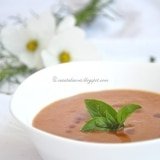 supa de rosii coapte simpla ornata cu frunza de busuioc