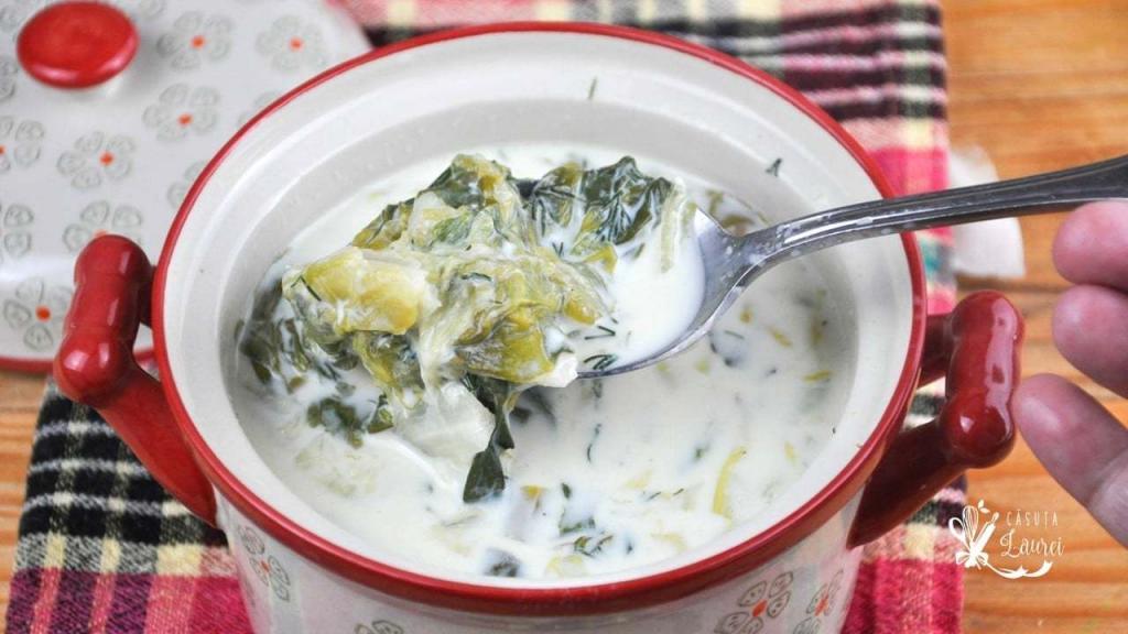 Ciorba de salata verde cu lapte dulce si afumatura, savuroasa – VIDEO